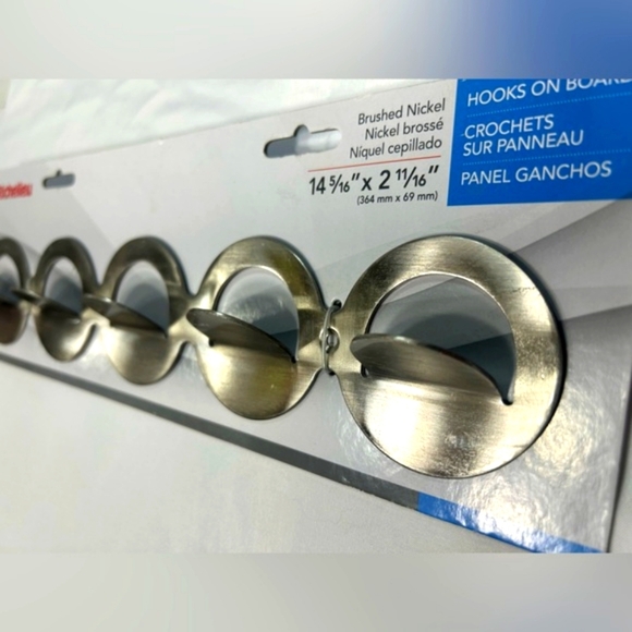 Richelieu Contemporary Silver Hook Rack - Picture 1 of 5